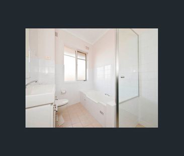 Light & Bright 2 Bedroom, Walk to Rail - Photo 3