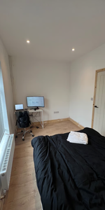 1 bedroom in a flat share to rent - Photo 3