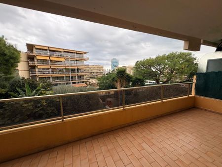 Location Appartement 1 pièce 35m² ST LAURENT DU VAR 06700 - Photo 4