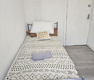1 bedroom in a house share to rent - Photo 2