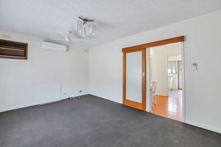 Spacious 2 bedroom unit close to City and Norwood. - Photo 2