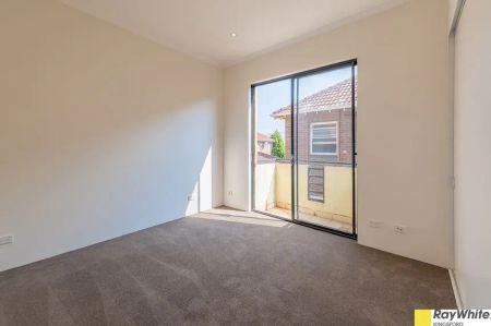 Modern split level 3 Bedroom Town house - Photo 3