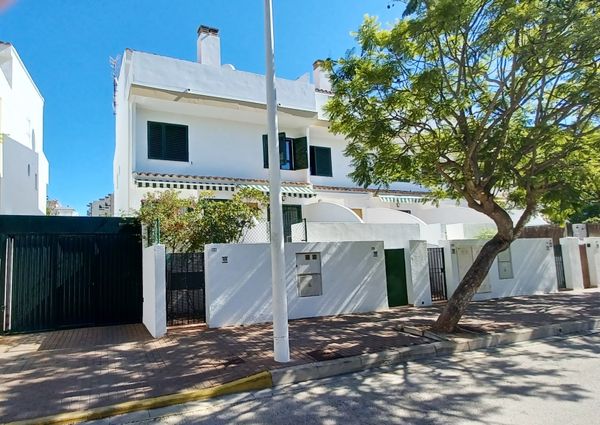 WINTER RENTAL. Bungalow for rent with 4 bedrooms in Arenal area Javea