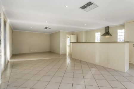 Light Filled Two Bedroom Homette in Popular Morphett Vale - Photo 3