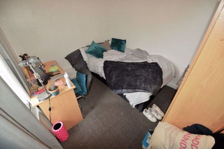 7 bedroom House in Woodsley Road (106), Leeds - Photo 4