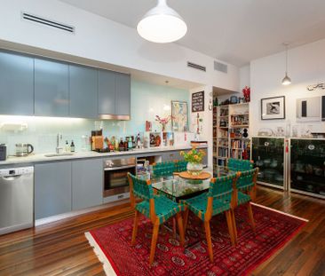 Unique One Bedroom In Famed Yellow House - Photo 4