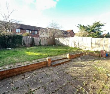 6 Bedroom 2.5 Bathroom Apartment - Photo 4