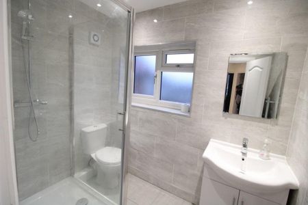 3 bedroom flat to rent - Photo 5