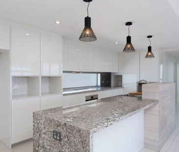 Convenient & Spacious Water View Apartment - Photo 4