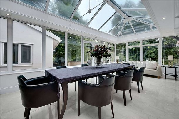 A stunning five bedroom family home on an acre garden, set within Lightwater Country Park. - Photo 1