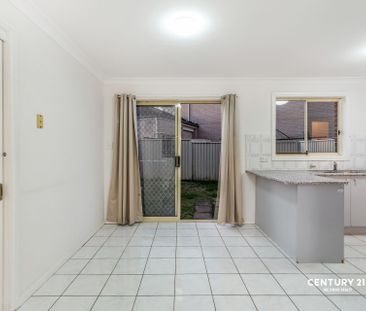 Spacious Three Bedroom Townhouse in a Prime Location! - Photo 3