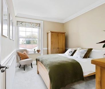 A beautifully presented furnished two-bedroom flat on sought-after ... - Photo 6