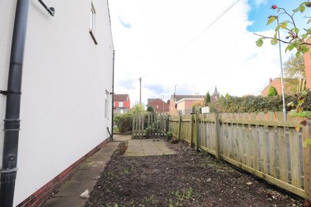 2 bedroom end of terrace house to rent - Photo 4