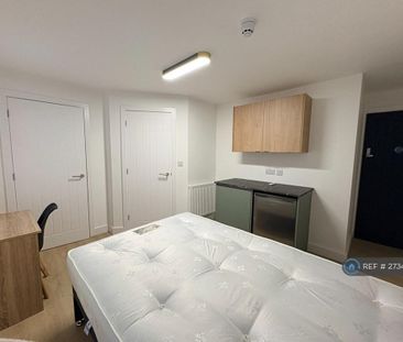 1 bedroom in a flat share to rent - Photo 2