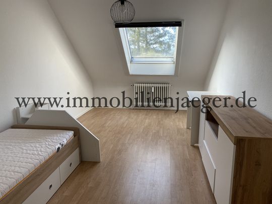 Glashütte - gepflegte Wohnanlage - großzügige Dachwohnung mit Küche, Holzparkett, Wannenbad, 3.OG - Photo 1