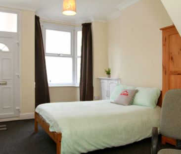 St Leonards Road (3 bed) - Photo 4