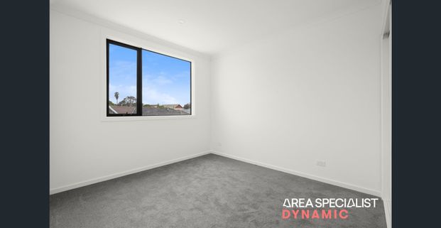 Stylish Four-Bedroom Abode Overlooking Parklands & Creeks! - Photo 1