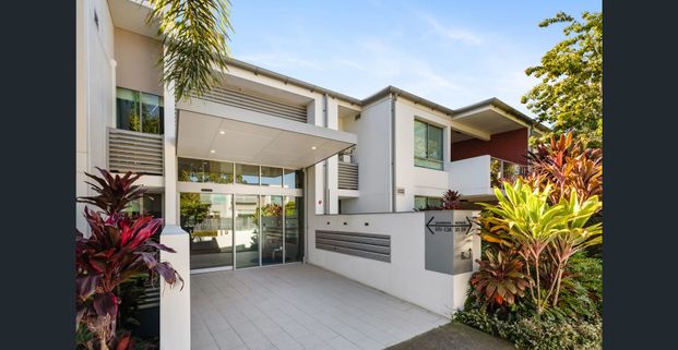 Spacious 1 Bedroom 1 bathroom with 2 carparks Unit! HUGE balcony! Beautiful Resort-style living environment - Photo 1