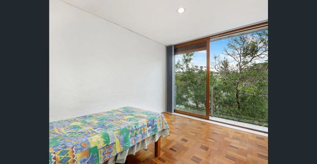 Peaceful Two-Bedroom Flat with Stunning Middle Harbour Views - Photo 1