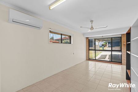 Charming Lowset Home in Quiet Street - Photo 5