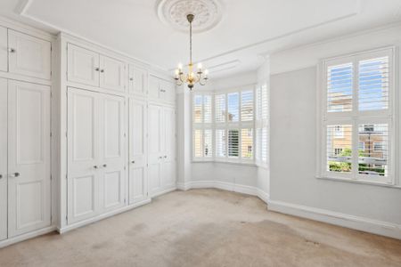 4 bedroom house in London - Photo 2