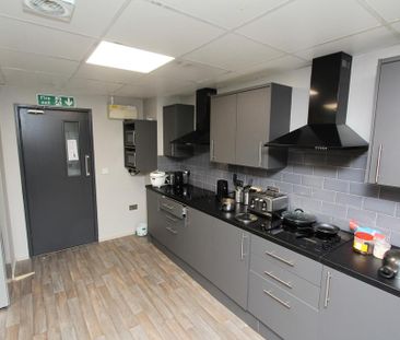 1 bedroom in a flat share to rent - Photo 3