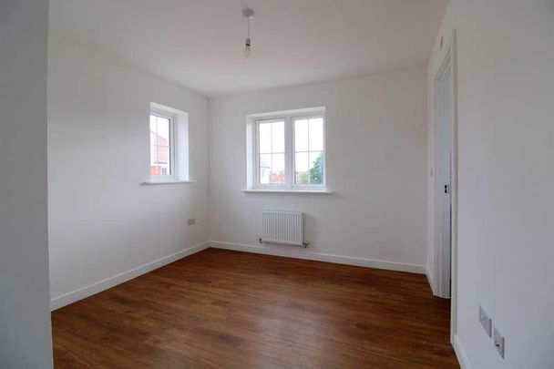 Magnolia Close, BN27 - Photo 1