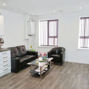 1 bedroom in a flat share to rent - Photo 2