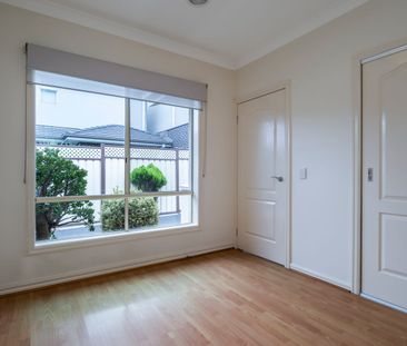 Spacious and modern villa unit in the heart of Oak Park - Photo 5