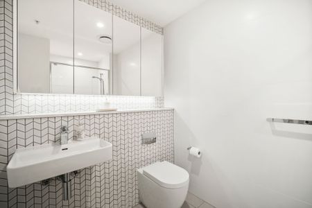 Stunning New Apartment in a Peaceful Bayside Setting - Photo 4