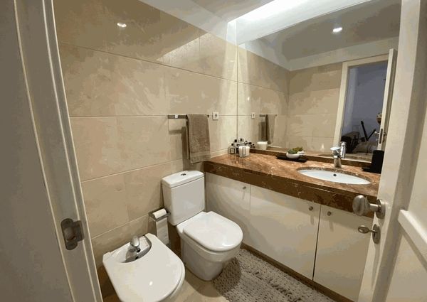 Apartamento T2 para arrendamento sem móveis com piscina nas Laranjeiras, Lisboa