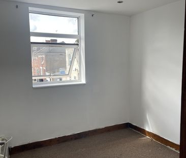 1 Bed Flat, Dumfries Street, LU1 - Photo 2