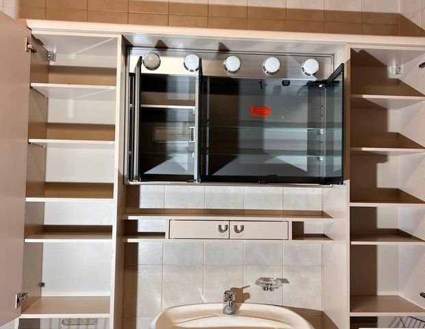 Helle 3-Zimmer-Wohnung mit Balkon, Garage & Aufzug - Photo 1