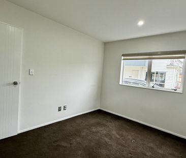 Modern 4-Bedroom, 3-Bathroom Townhouse in Mangere - Photo 5