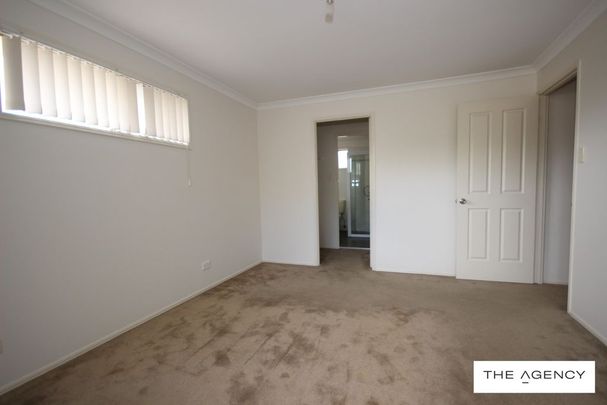 Spacious 4-Bed, 3-Bath Townhouse Moments from the Tweed River - Photo 1