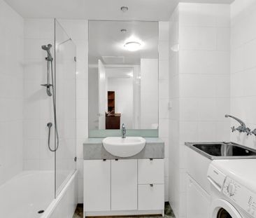 STYLISH SOUTHBANK LIVING WITH BALCONY, POOL & SECURE PARKING - Photo 4