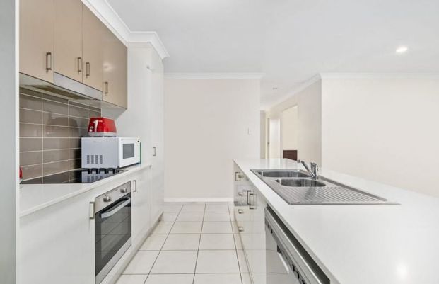 Modern Family Living in a Prime Pimpama Location - Spacious 4-Bedroom Home with All the Extras! - Photo 1