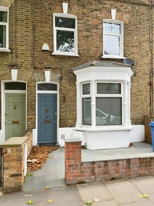 4 bed terraced house to rent in Gomm Road, London, SE16 - Photo 1