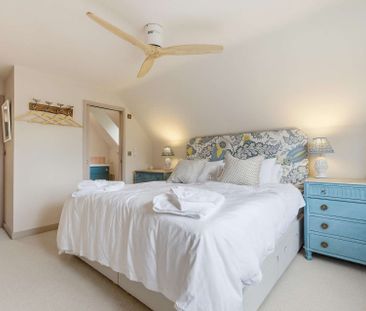 Immaculate modern house in sought after coastal location - Photo 2