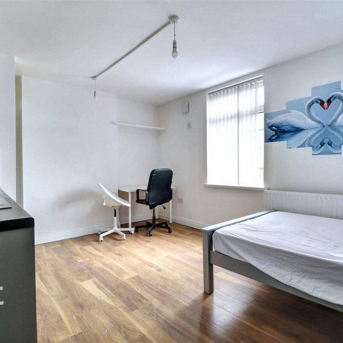 1 bedroom coach house to rent - Photo 1