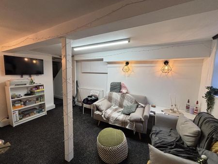 3 bedroom flat to rent - Photo 4