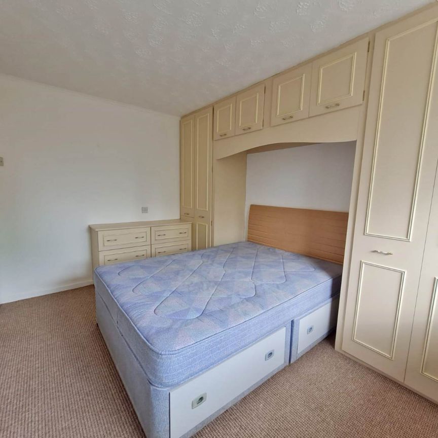 Berkshire Close, Chadderton - Photo 1