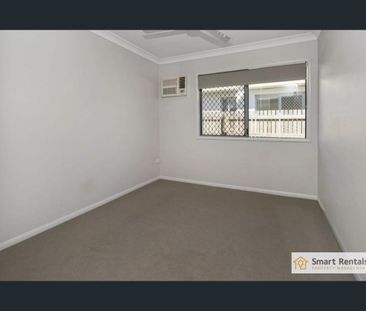 Modern Family Living in Mount Louisa - Photo 3