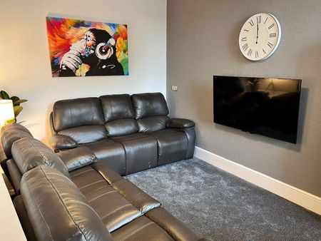 1 bedroom in a house share to rent - Photo 2