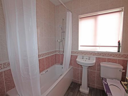 3 bedroom detached bungalow to rent - Photo 4