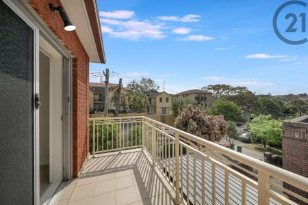 Sun-Filled 3-Bedroom Apartment Moments from Coogee Beach - Photo 5