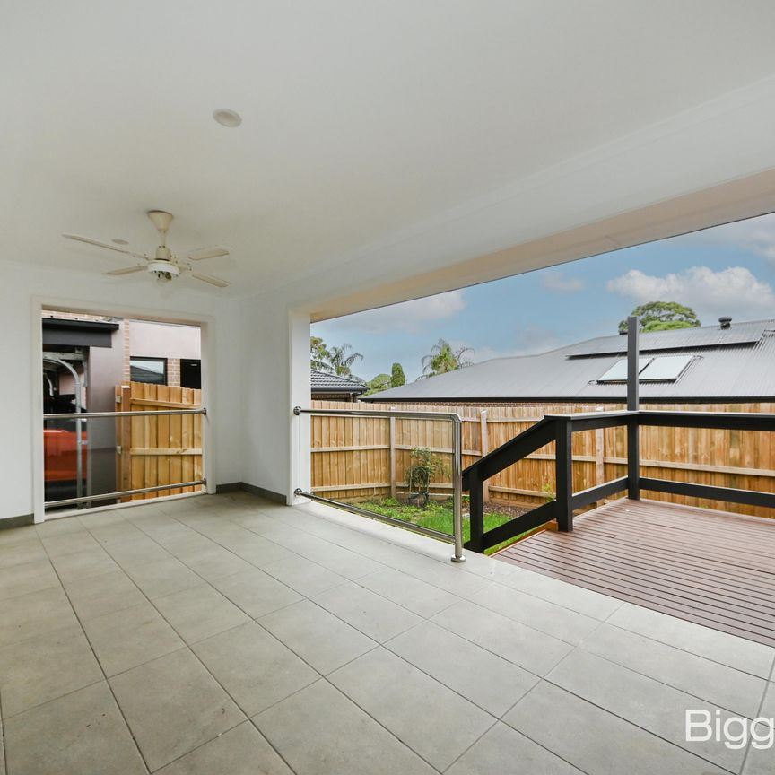 Renovated 2 Bedroom Bliss: Your Entertaining Haven Awaits - Photo 1