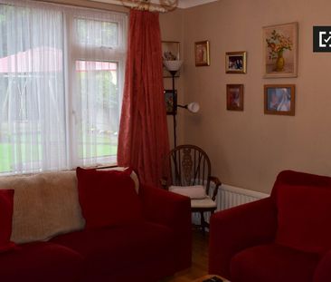 Sunny room in 4-bedroom apartment in Firhouse, Dublin - Photo 4