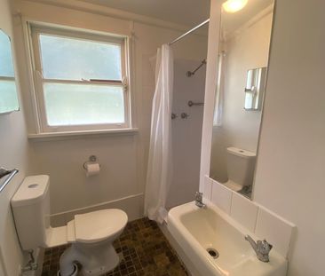 Bedsitter Available in Lansdowne Street - Photo 3