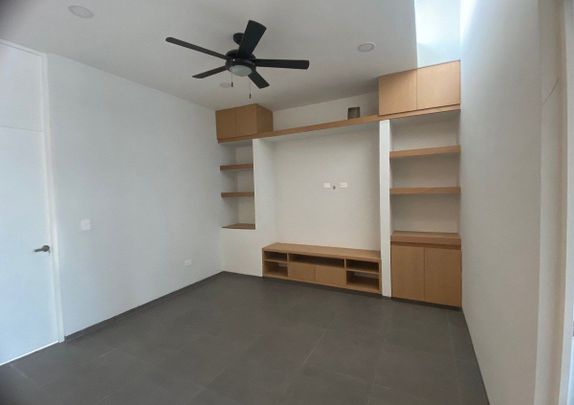 Casa con paneles solares en venta o renta en Privada cercana a la Marista - Photo 1